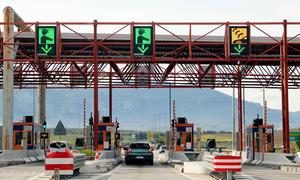 Die Maut für Autobahnen in Griechenland gilt für alle Fahrzeuge. 