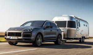 Porsche Cayenne mit Airstream-Wohnwagen