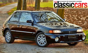 Der Mazda 323 GT-R statisch von schräg vorne fotografiert.