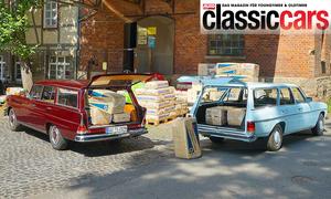 Der Mercedes 230 S Universal und der Mercedes 240 D Estate stehend von schräg hinten fotografiert, die Heckklappen geöffnet.