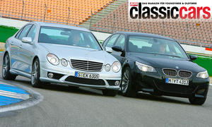 Der Mercedes E63 AMG/BMW M5 statisch von schräg vorne fotografiert. 