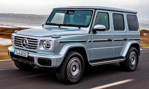 Die Mercedes G-Klasse (2024) fahrend von schräg vorne