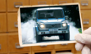 Der Mercedes G 55 AMG Kompressor fahrend auf einer Archivbild-Montage