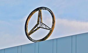 Mercedes-Stern abgebrannt