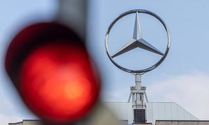 Mercedes-Stern auf ehemaliger Zentrale in Stuttgart