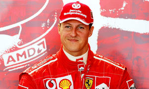 Michael Schumacher lächelnd im Ferrari-Overall