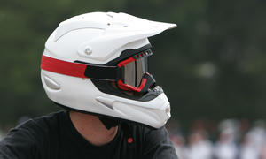 Ein Motocross Helm kann Fahrer:innen bei Unfällen entscheidend schützen.