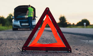 Ein Motorschaden kann sich durch neue Geräusche wie Klackern, Klopfen, Zischen oder Fiepen andeuten. 