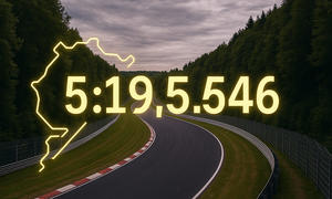 Nürburgring-Nordschleife: Alle Rekordzeiten in der Übersicht. Symbolbild zeigt Grüne Hölle im Hintergrund mit Bestzeit im Vordergrund.