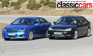 Der Opel Vectra OPC/Ford Mondeo ST 220 fahrend von schräg vorne fotografiert. 