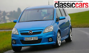 Der Opel Zafira OPC fahrend von schräg vorne fotografiert.