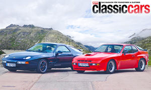Porsche 924 Carrera GT/Porsche 928 GTS statisch von schräg vorne fotografiert. 