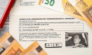 Ein Bußgeldbescheid mit Blitzerfoto, am Rand des Bildes sind Fünfzig-Euro-Geldscheine zu sehen.