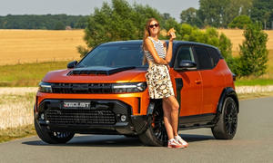 AUTO ZEITUNG-Social-Media-Redakteurin Jil Weber steht am Redust Sport (2025).
