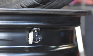 Mit Reifendrucksensoren lässt sich einfach überprüfen, ob das Fahrzeug den richtigen Reifendruck hat.