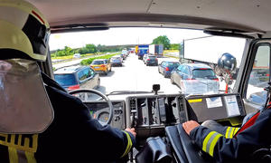 Feuerwehr durchfährt Rettungsgasse