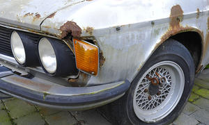 Ein rostiger BMW im Detail fotografiert. 