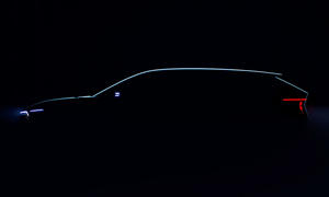 Auf einem dunklen Bild ist die Silhouette des Skoda Octavia Elektro (2029) zu erkennen.