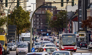 Google verfügt über Unmengen an Verkehrsdaten – diese sollen nun auch in Hamburg helfen, die Ampelphasen zu optimieren und den Stop-and-Go-Verkehr zu verringern.