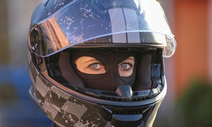 Eine Sturmhaube unter dem Motorradhelm schützt bei schlechtem Wetter und eisigem Wind.