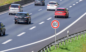 Temposchild auf der Autobahn