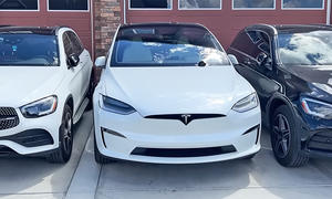 Tesla Model X in enger Parklücke