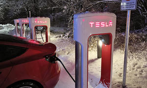 Im Winter können besonders Fahrer:innen von neuer Tesla sich darauf einstellen, dass neben dem E-Auto Dampf aufsteigt.
