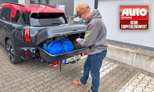 Thule Santu-Heckbox im Test: Bild zeigt Redakteur Guntram Fiala beim Bepacken.