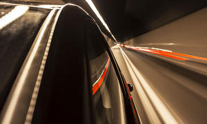 Raserei in Tunnel