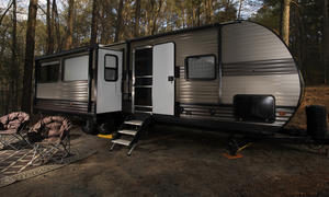 Ein Türfeststeller für das Wohnmobil oder den Wohnwagen kann eine praktische Hilfe beim Camping sein.