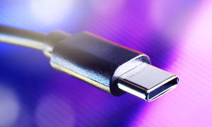 Die Nahaufnahme zeigt den Stecker eines USB-C-Ladekabels, wie es in Autos Verwendung findet.