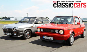 Der Fiat Ritmo 125 TC Abarth/VW Golf GTI Pirelli fahrend von schräg vorne fotografiert. 