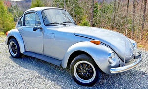 Das VW Käfer Coupé stehend von schräg vorne