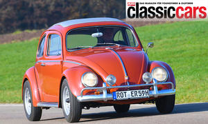 Der VW Käfer mit Porsche 356 Super 90 Motor fahrend von schräg vorne fotografiert. 