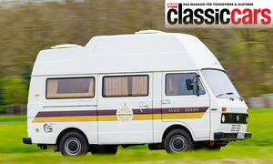 Der VW LT 28 Westfalia Sven Hedin fahrend von schräg vorne fotografiert. 