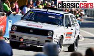 Der VW Golf 2 Pikes Peak fährt auf einer Rennveranstaltung vor Zuschauern, von vorne links fotografiert.