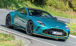 Aston Martin Vantage V8 fährt durch eine Linkskurve, von vorne rechts fotografiert.