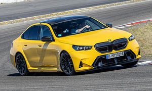 Der BMW M5 fährt auf dem Nürburgring, von vorne rechts fotografiert.