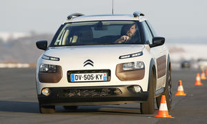 Der Citroën C4 Cactus (2014) durchfährt einen Slalom-Parcours, von vorne fotografiert.