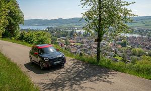 Mini JCW Countryman All4: Das Bild zeigt das Auto auf einer kleinen Landstraße oberhalb des Bodensees.