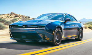 Der Dodge Charger Daytona (2025) fährt eine US-amerikanische Landstraße entlang, von vorne links fotografiert.