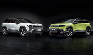 Zwei Jeep Compass (2025) stehen nebeneinander vor schwarzem Hintergrund.