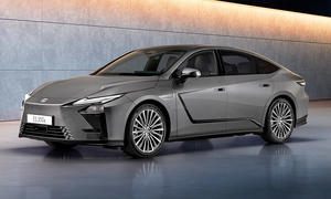 Der Lexus ES (2026) steht in Studioumgebung, von vorne links fotografiert.