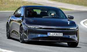 Der Lucid Air Sapphire (2025) fährt auf dem Circuito Ascari durch eine Linkskurve, von vorne fotografiert.