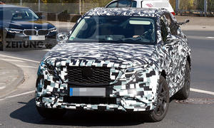 Der Mazda CX-5 (2026) fährt als Erlkönig auf einer Straße, von vorne fotografiert.