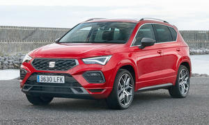 Das Seat Ateca Facelift (2020) steht an einem Gewässer, von vorne links fotografiert.