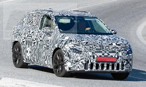 Der Skoda Epiq (2026) fährt als Erlkönig durch eine Linkskurve, von vorne rechts fotografiert.