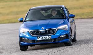 Der Skoda Scala (2019) fährt durch eine Rechtskurve, von vorne fotografiert.
