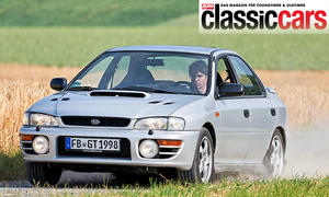 Subaru Impreza GT Turbo fahrend, von schräg vorne