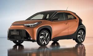 Toyota Aygo X Facelift (2025) steht im Studio, Ansicht von vorne links.